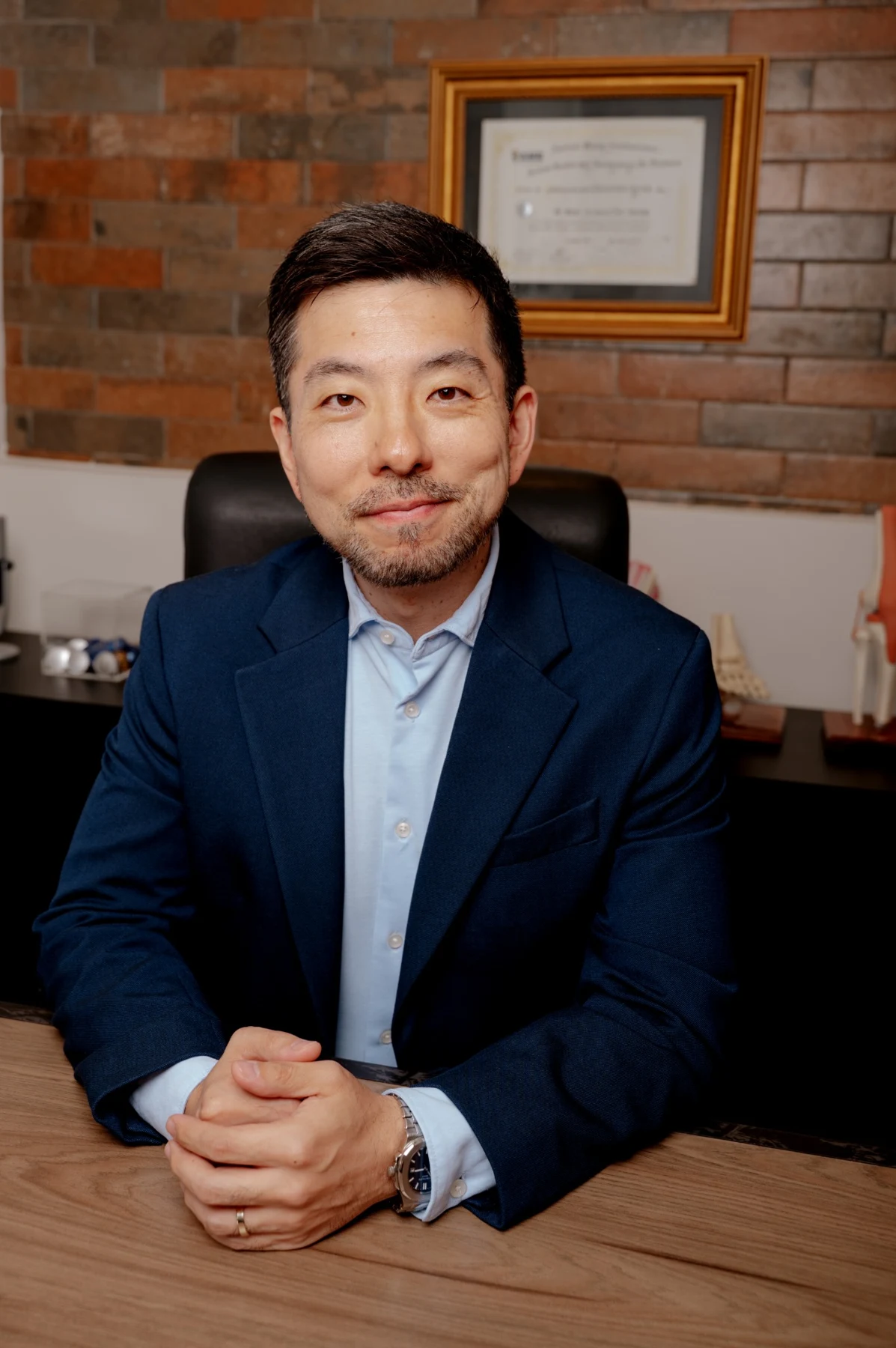 Dr. Marco Makoto Inagaki em seu consultório